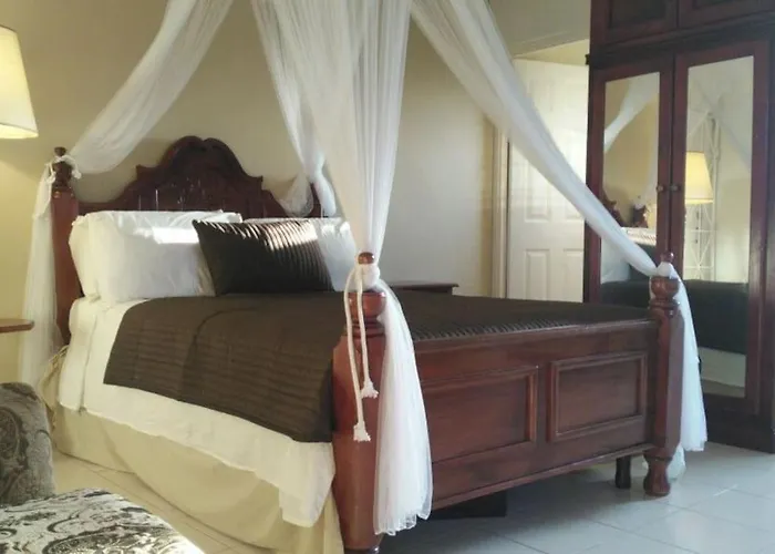 Stylish Ac, Balcony, Parking, Pool Apartment Ocho Rios